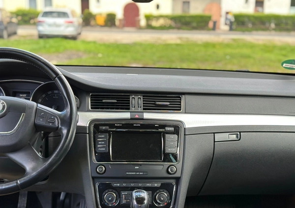 Skoda Superb cena 30500 przebieg: 285000, rok produkcji 2012 z Złocieniec małe 232